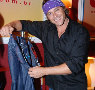 Projeto VIVACT lança exposição itinerante com jeans customizados por famosos