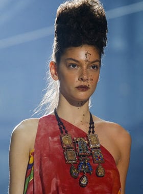 Pulseiras e anéis exagerados
