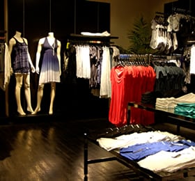 Roupas e tecidos puxam vendas do varejo