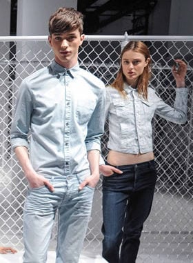 Calvin Klein põe jeans nas nuvens no verão