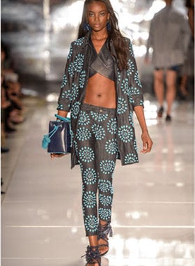 Jeans com tachas turquesas na Colcci