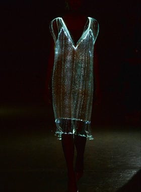 Vestido feito de fibras ópticas