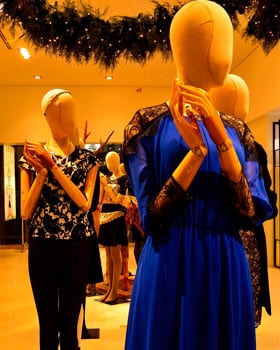 Em julho, as roupas ficam mais baratas.