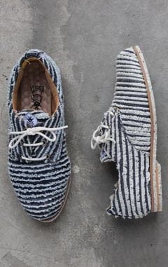 Insecta Shoes cria sapatos com retalhos jeans