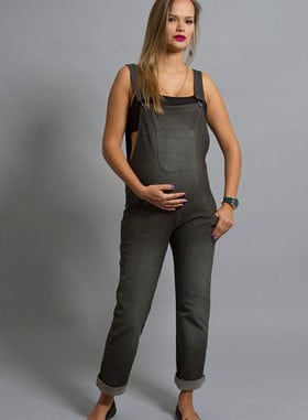 Akaxa diversifica com jeans para gestante