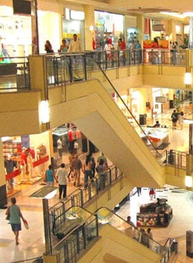 Varejo fatura mais com moda em agosto