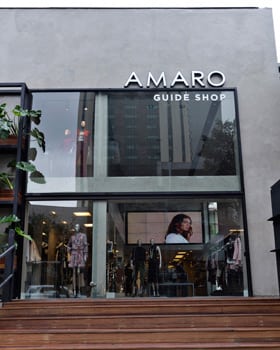 Amaro inaugura primeira loja de rua