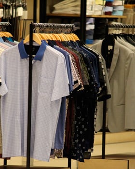 Promoções ajudam venda de roupas no varejo