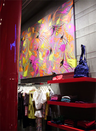 Um dos dois painéis instalados do lado feminino da loja grafitados por Boleta Bike